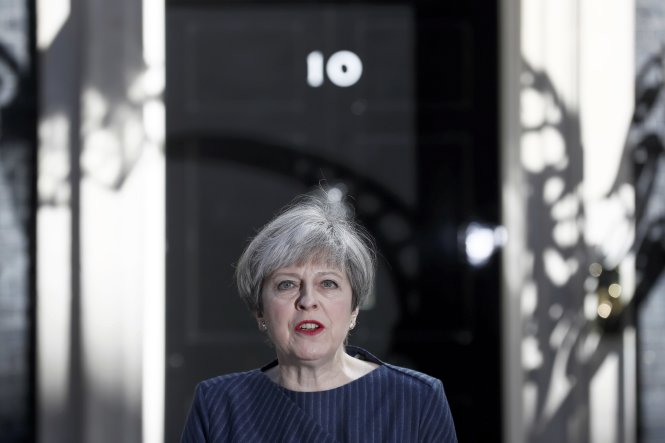 Thủ tướng Anh Theresa May phát biểu bên ngoài Phủ thủ tướng, tuyên bố ý định tổng tuyển cử trước thời hạn - Ảnh: Reuters​
