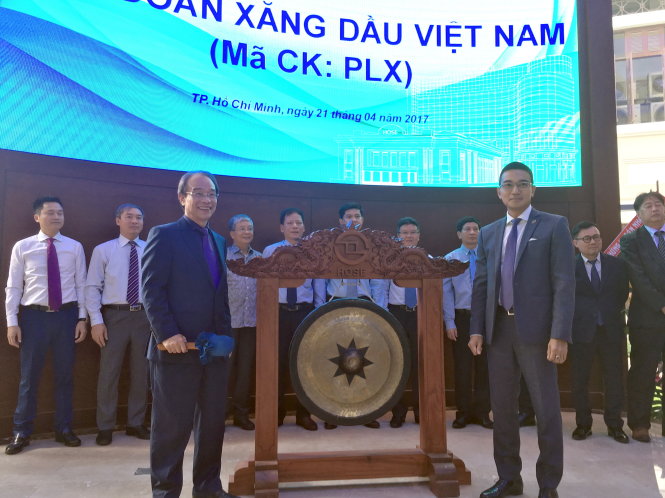 Chủ tịch Petrolimex Bùi Ngọc Bảo (trái) thực hiện nghi thức đánh cồng, chính thức niêm yết cổ phiếu PLX. Ảnh: Trần Mạnh