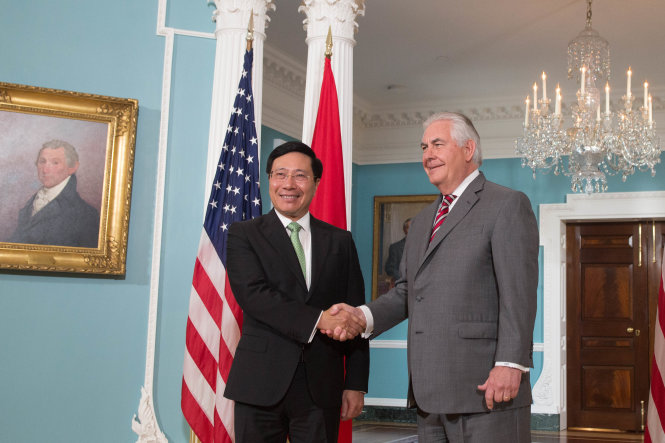 Phó Thủ tướng, Bộ trưởng Bộ Ngoại giao Phạm Bình Minh bắt tay Ngoại trưởng Hoa Kỳ Rex Tillerson tại Washington ngày 20-4 - Ảnh: Bộ Ngoại giao Việt Nam cung cấp