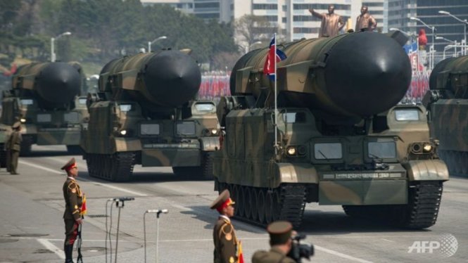 Triều Tiên trưng hàng nhiều tên lửa trong lễ diễu hành nhân kỷ niệm 105 năm ngày sinh cố lãnh đạo Kim Nhật Thành - Ảnh: AFP