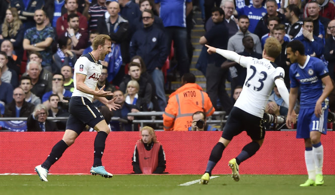 Niềm vui của Kane (trái) sau khi ghi bàn vào lưới Chelsea. Ảnh: REUTERS