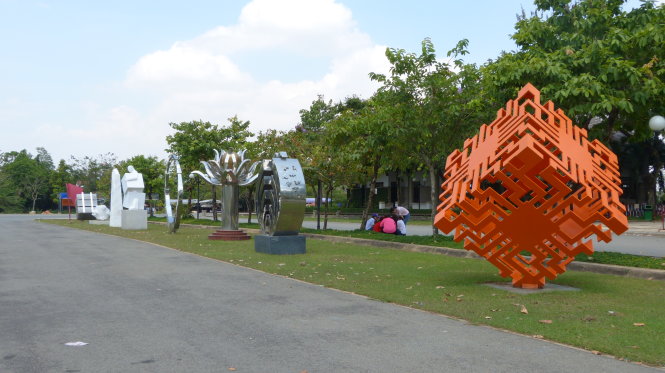 Những tác phẩm của Trại điêu khắc quốc tế TP.HCM 2015 vẫn đặt ở công viên Lịch sử - văn hóa - dân tộc Q.9 - Ảnh: Q.T.