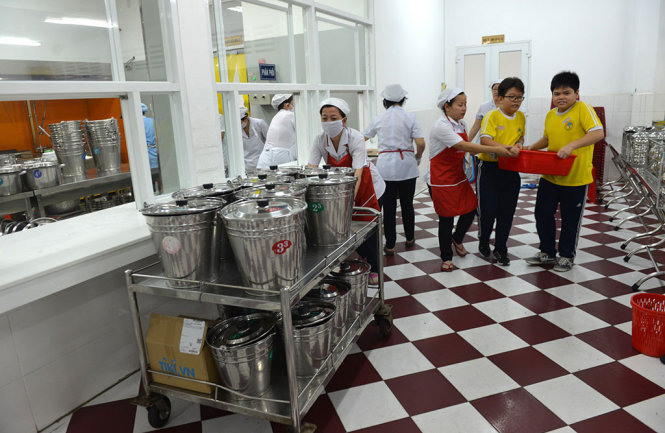 Thức ăn được vận chuyển bằng xe đẩy - Ảnh: DUYÊN PHAN