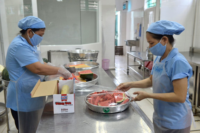 Trái cây tráng miệng được bao bọc cẩn thận - Ảnh: DUYÊN PHAN