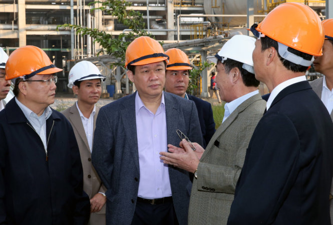 Phó thủ tướng Vương Đình Huệ thị sát yếu kém tồn tại của Nhà máy Đạm Hà Bắc đầu năm 2017 - Ảnh: N.A
