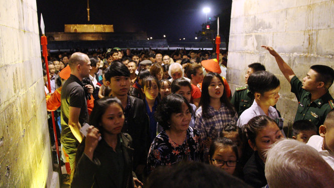 Hàng ngàn lượt du khách đến tham quan Đại Nội Huế ngay trong đêm đầu tiên mở cửa - Ảnh: NHẬT LINH
