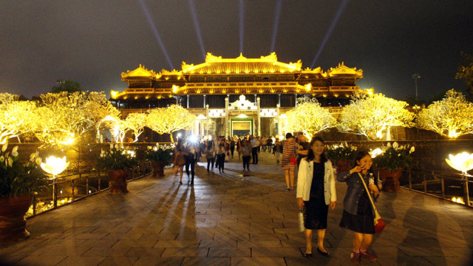 Các công trình kiến trúc bên trong Hoàng cung Huế trở nên lung linh hơn nhờ các ánh đèn đủ màu sắc - Ảnh: NHẬT LINH