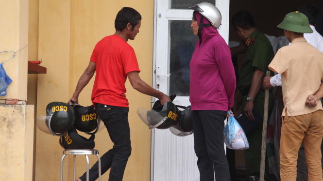 Người dân để các Cảnh sát cơ động đang thay trang phục chuẩn bị thả - Ảnh: Nguyễn Khánh