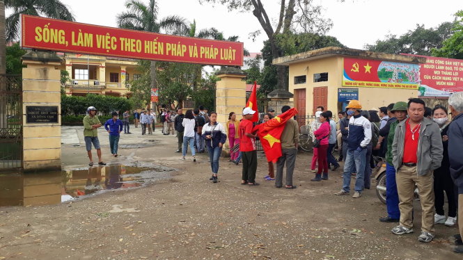 Người dân tập trung trước trụ sở UBND xã để chờ đón đoàn công tác - Ảnh: Quang Thế