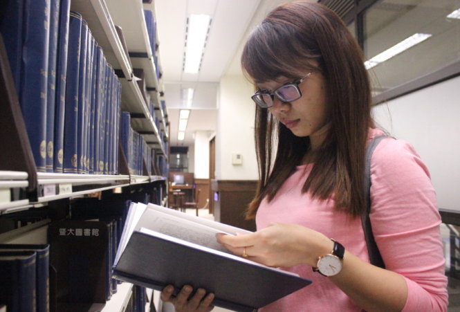 Du học sinh Việt Nam tại thư viện Trường ĐH Tế Nam Đài Loan - Ảnh: Hà Bình