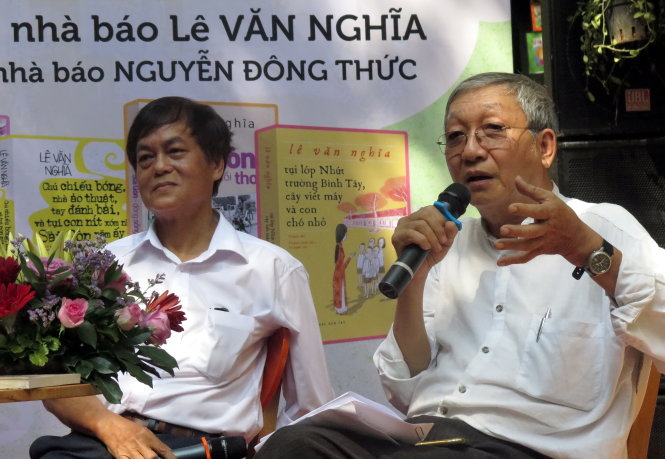 Nhà văn Lê Văn Nghĩa (phải) cùng đồng nghiệp Nguyễn Đông Thức trong buổi trò chuyện với bạn đọc - Ảnh: L.Điền