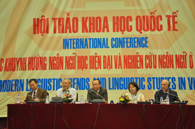 Các đại biểu chủ chỉ phiên toàn thể Hội thảo ngôn ngữ học quốc tế lần thứ 3 tại Hà Nội- Ảnh: V.V.TUÂN