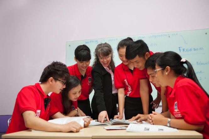 Sinh viên tại trường ĐH Nguyễn Tất Thành trong giờ học với giáo viên nước ngoài