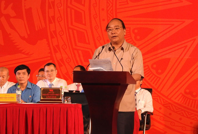 Thủ tướng Chính phủ Nguyễn Xuân Phúc trả lời các kiến nghị của người công nhân - Ảnh: V.HÙNG