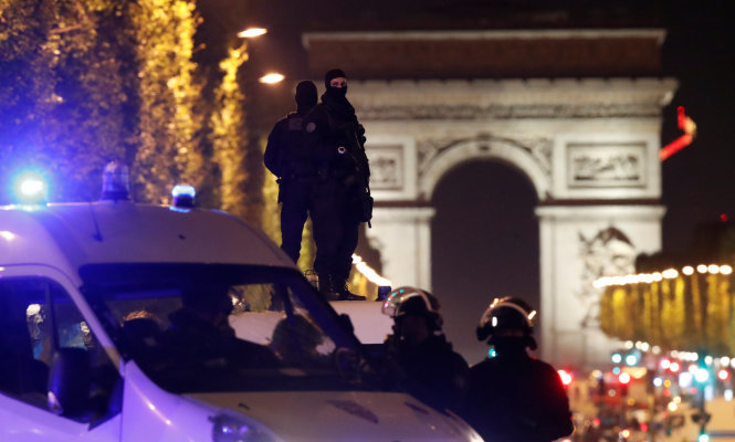 Cảnh sát phong tỏa hiện trường vụ xả súng tại đại lộ Champs Élysées - Ảnh: Reuters