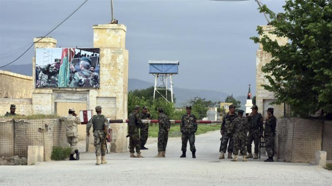 Binh sĩ Afghanistan canh gác tại cổng một căn cứ quân sự sau vụ tấn công gần Mazar-i-Sharif - Ảnh: AP