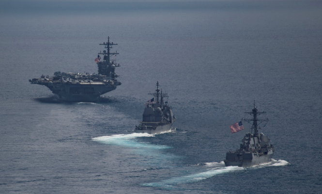 Tàu sân bay USS Carl Vinson (trái) cùng 2 tàu khu trục đang hướng về biển Nhật Bản - Ảnh: Reuters