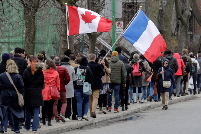 Cử tri pháp đi bỏ phiếu ở Canada ngày 22-4 - Ảnh: Reuters