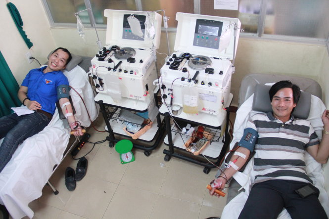 Đào Nhật Sơn (trái), chủ nhiệm Câu lạc bộ máu trên thế giới ảo, cùng một thành viên hiến máu - Ảnh: Trần Mai