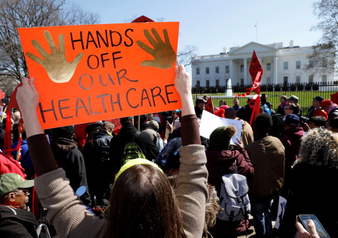 Người biểu tình trước Nhà Trắng ở Washington phản đối việc tổng thống muốn chấm dứt chính sách bảo hiểm y tế Obamacare - Ảnh: Reuters