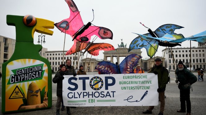 Biểu tình phản đối sử dụng hoạt chất glyphosate trong nông nghiệp tại Berlin vào tháng 2-2017 - Ảnh: DPA