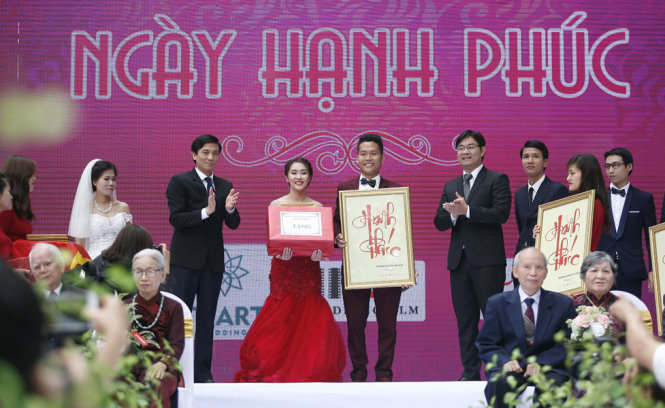 Đại diện thành đoàn Hà Nội trao giấy chứng nhận kết hôn và quà cưới cho các cặp đôi- Ảnh: NAM TRẦN