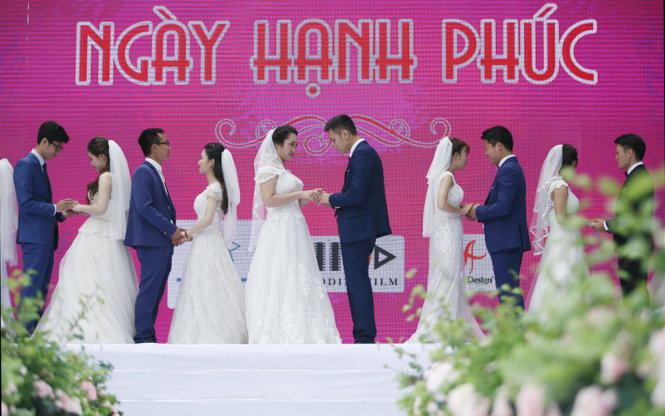 Các cặp đôi bạn trẻ trao nhẫn cưới cho nhau- Ảnh: NAM TRẦN