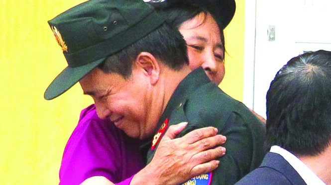 Đại diện lãnh đạo trung đoàn cảnh sát cơ động Hà Nội ôm chào tạm biệt người dân xã Đồng Tâm trước khi ra về - Ảnh: NGUYỄN KHÁNH