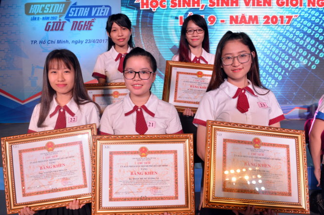 Các thí sinh nhận bằng khen trong Hội thi tay nghề ASEAN - Ảnh: DUYÊN PHAN