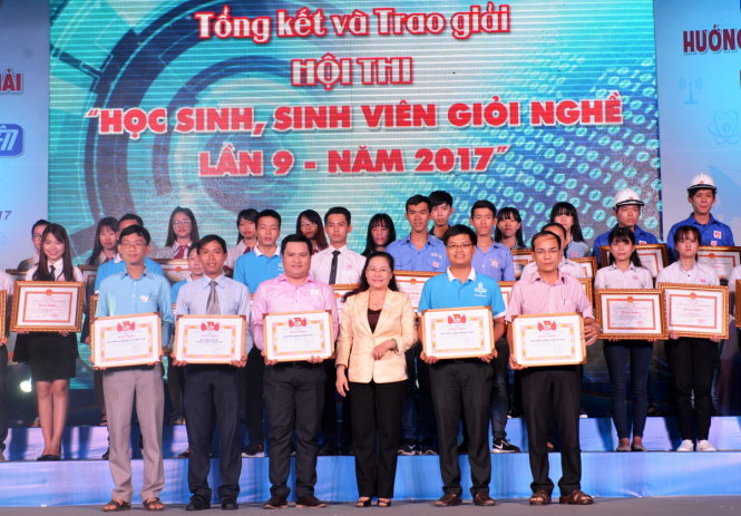 5 đơn vị xuất sắc dẫn đầu toàn đoàn nhận bằng khen trong Hội thi tay nghề ASEAN - Ảnh: DUYÊN PHAN