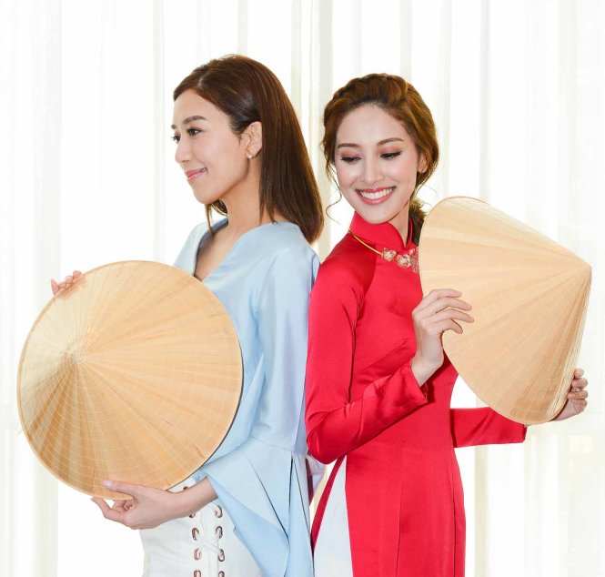 Trần Khải Lâm và Huỳnh Trí Văn đều thích thú khi tạo dáng với chiếc nón lá Việt Nam - Ảnh: Long Trầm