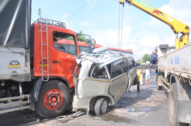 Xe Innova bị bẹp dúm trước đầu xe tải - Ảnh: Thanh Tú