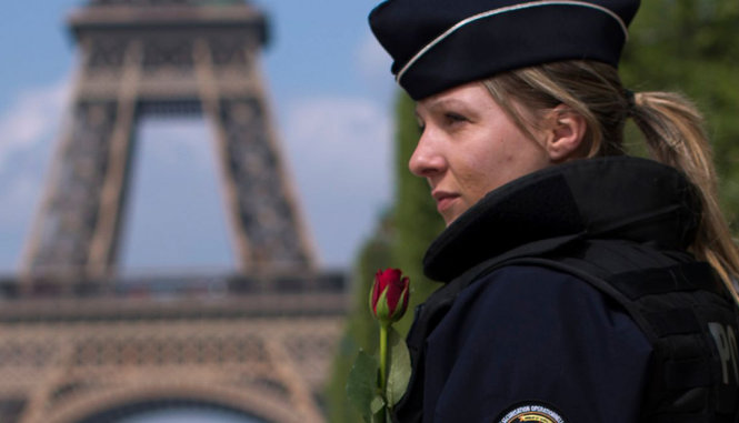 Nữ cảnh sát Pháp trước tháp Eiffel trong ngày 23-4 - Ảnh: AP