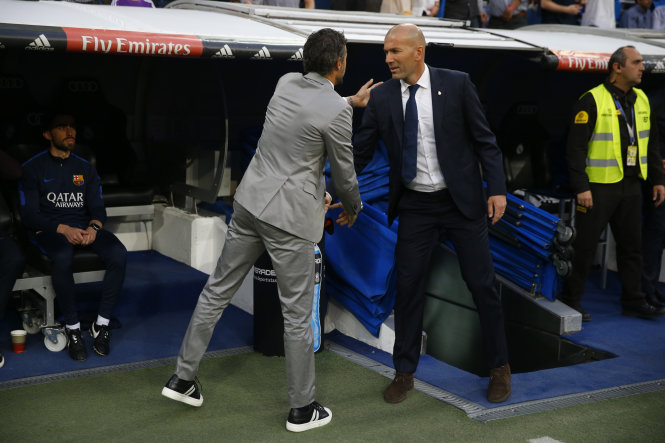 HLV Zidane (phải) có trận đấu đáng quên. Ảnh: REUTERS