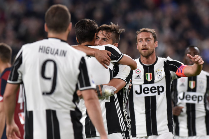 Các cầu thủ Juventus ăn mừng bàn thắng vào lưới Genoa. Ảnh: REUTERS