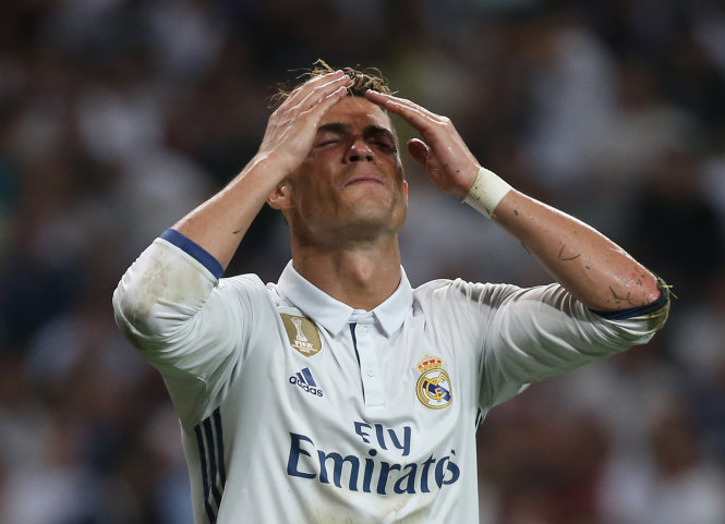 Sự thất vọng của Ronaldo trong trận gặp Barca. Ảnh: REUTERS