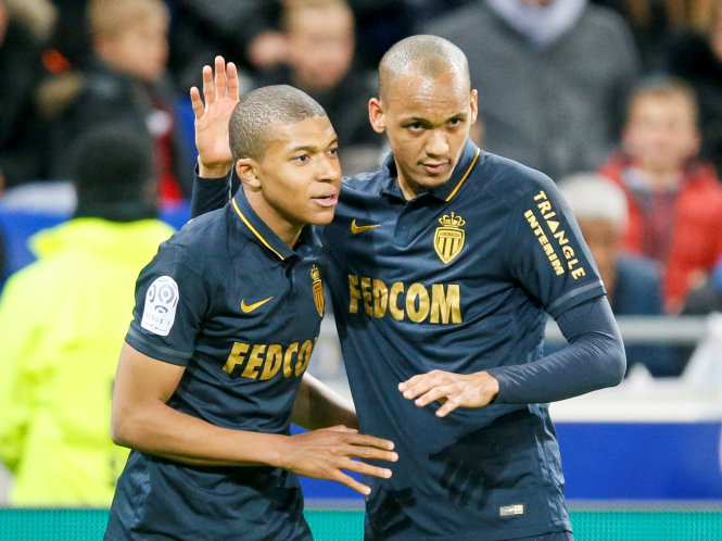 Kylian Mbappe (trái) ăn mừng bàn thắng vào lưới Lyon. Ảnh: REUTERS