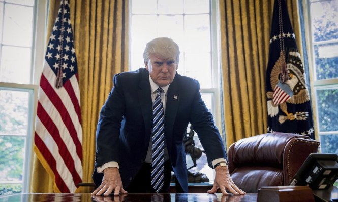 Tổng thống Donald Trump tại phòng làm việc của ông ở Nhà Trắng - Ảnh: AP