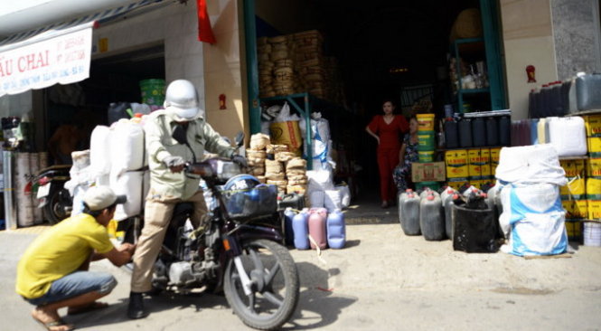 Hóa chất được bán tràn lan tại các khu vực quanh chợ Kim Biên (Q.5, TP.HCM) - Ảnh: Duyên Phan