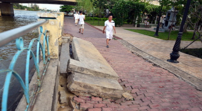 Bờ kè công viên Tầm Vu, quận Bình Thạnh bị sụt lún - Ảnh: Lê Phan