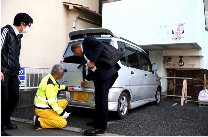 Cảnh sát đang xem xét chiếc xe ô tô của nghi phạm Yasumasa Shibuya tại Matsudo, tỉnh Chiba trong ngày 14-4, biển số xe đã được làm mờ - Ảnh: Asahi