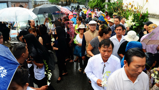 Đông đảo người hâm mộ đến đưa tiễn NSUT Thanh Sang trong cơn mưa sáng 25-4 - Ảnh: QUANG ĐỊNH