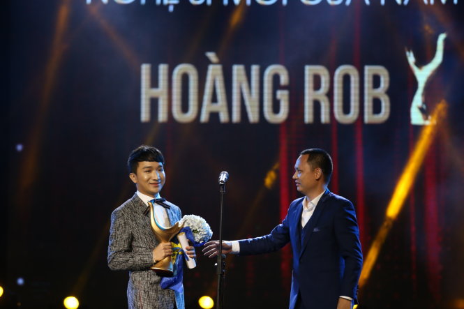 Hoàng Rob nhận giải thưởng Nghệ sĩ mới từ nhạc sĩ Nguyễn Hải Phong - Ảnh: Gia Tiến
