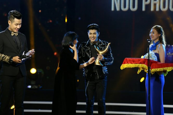 Noo Phước Thịnh nhận giải Ca sĩ của năm - Ảnh: Gia Tiến