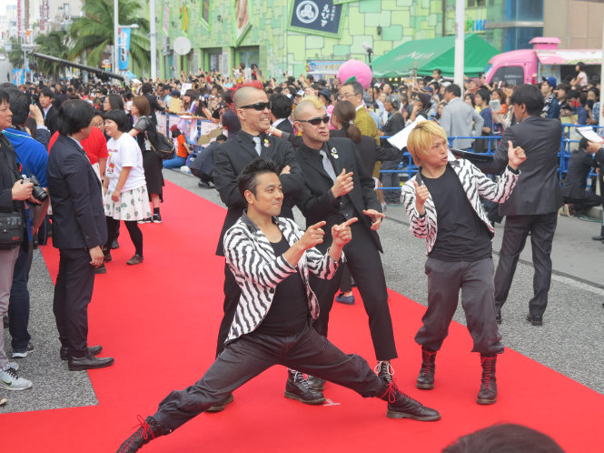 Nghệ sĩ tạo dáng vui nhộn trên thảm đỏ dài nhất thê giới tại Liên hoan phim quốc tế Okinawa lần 9 - Ảnh: Khả Linh