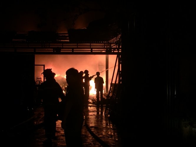 Lực lượng phòng cháy chữa cháy bắt đầu tiếp cận hiện trường - Ảnh: LÂM HOÀI