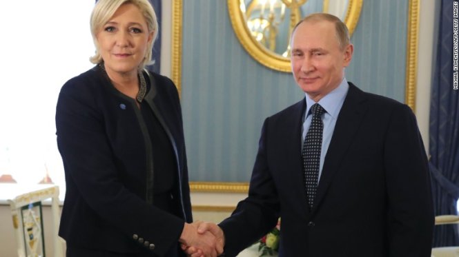 Tổng thống Nga Vladimir Putin gặp bà Marine Le Pen tại điện Kremlin - Ảnh: AFP