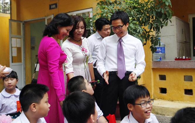 Phó thủ tướng Vũ Đức Đam trò chuyện với giáo viên, học sinh Trường tiểu học Việt Nam - Cu Ba (Hà Nội) trong dịp tới dự khai giảng năm học 2016 - 2017 - Ảnh: Nam Trần