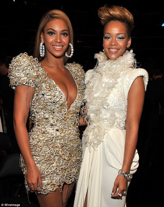 Hai nữ nghệ sĩ đã có những đóng góp cho công tác khuyến học: Rihanna và Beyonce (trái) tại lễ trao giải Grammy 2010 ở Los Angeles - Ảnh: Wirelmage