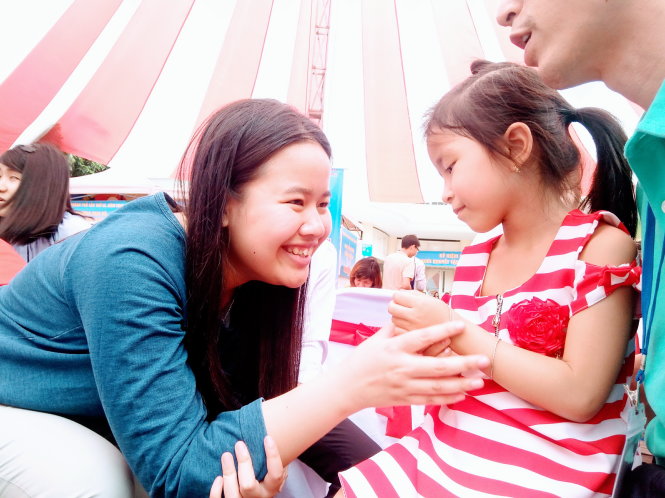 Lê Hương Giang trò chuyện với một em bé tại lễ kỷ niệm 45 năm thành lập Hội Người mù Hà Nội - Ảnh: Huyền Phạm
